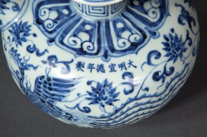 null Verseuse Bouddhique Kendi en porcelaine blanche décorée en bleu cobalt sous...