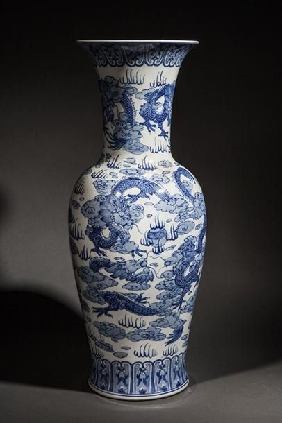 null Important vase balustre en porcelaine blanche décoré en bleu cobalt sous couverte...