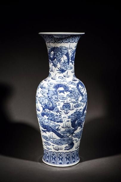 null Important vase balustre en porcelaine blanche décoré en bleu cobalt sous couverte...