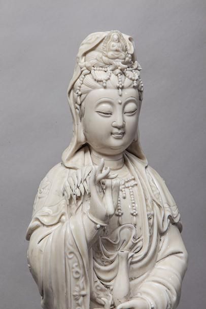 null Le Boddhisattva Kwan Yin debout sur un nuage vêtu d'une longue robe monastique...