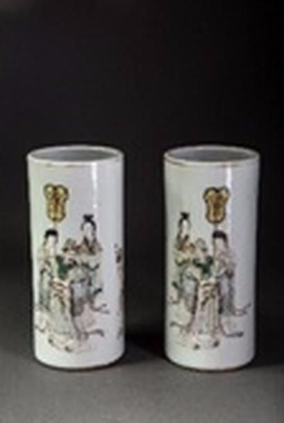 null Paire de vases rouleau en porcelaine blanche de la famille rose décoré d'un...
