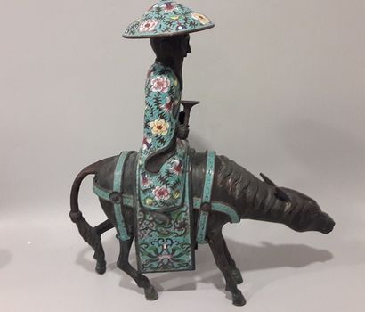 null Toba sur sa mule. Bronze, cloisonné, Chine, Epoque 1920. 
