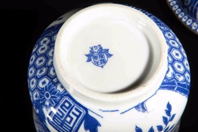 null Bol couvert en porcelaine blanc bleue cerclée de métal. Japon. XX° siècle. H...