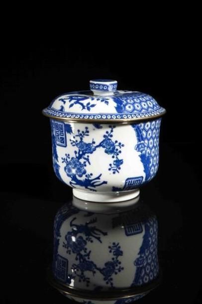 null Bol couvert en porcelaine blanc bleue cerclée de métal. Japon. XX° siècle. H...