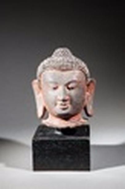 null Tête de Buddha à la coiffure bouclée surmonté de la protubérance crânienne ushnusa...
