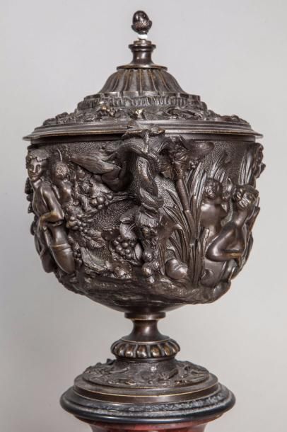 null Vase couvert orné d’une scène de bacchanale à l’antique. Marbre et bronze orné....