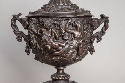 null Vase couvert orné d’une scène de bacchanale à l’antique. Marbre et bronze orné....