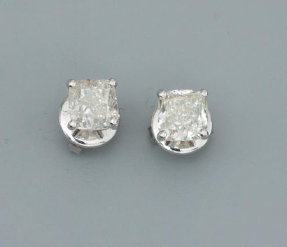 null Puces d'oreilles en or gris, 750 MM, ornée chacune d'un diamant  taille coussin,...