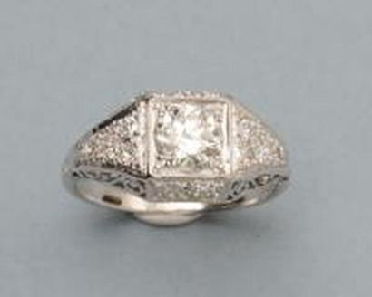 null Jolie bague "Art Déco" en or gris, 750 MM, centrée d'un diamant rond pesant...