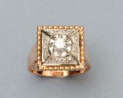 null Bague carrée en or rose, 750 MM, centrée et ourlée de diamants, taille : 53,...