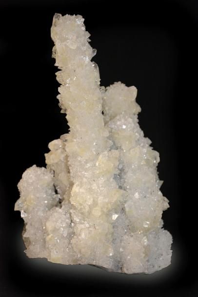 null Cristaux d’apophyllite incolore sur stalactite de calcédoine..Cristallisation...