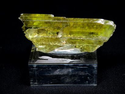 null Joli cristal de Spodumène, variété Hiddenite, bi-terminée avec de belles inclusions....