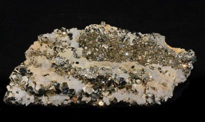 null Pyrite et quartz..Un beau classique dans de très bonnes conditions.Mine Huanzala,...