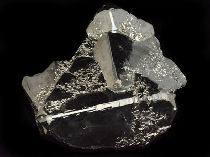 null Pyrite.Très belle imbrication de cristaux de pyrite particulièrement brillants....