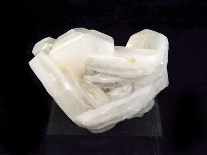 null Calcite.Très originale imbrication de cristaux de calcite d’aspect « nacré »....