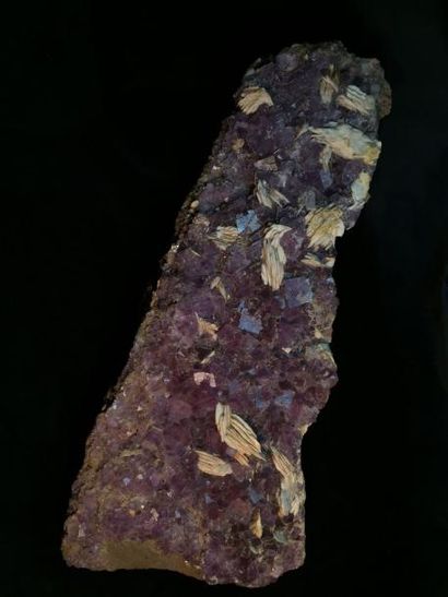 null fluorine et baryte, Berbes, Asturies, Espagne. Importante plaque de quartz alvéolaire,...