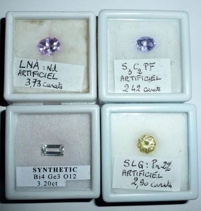 null Lot de 4 pierres taillées de synthèse raresLNA ( Gd3Ga5O12) violet pâle - triangle...