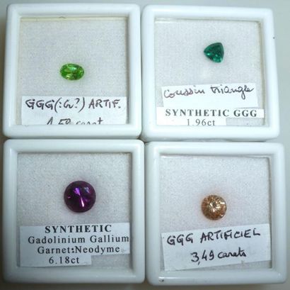 null Lot de 4 pierres taillées de synthèse raresGGG ( Gd3Ga5O12 dopé au néodyme)...