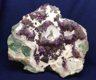 null Fluorite, quartz 

De’an, Jiangxi, Chine.Lame de fluorite verte recouvert de...