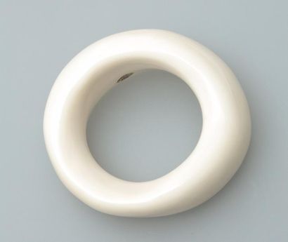 null Thierry MUGLER. Bracelet mouvementé, couleur blanc, diamètre intérieur : 6 cm,...