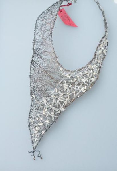 null Stéfano POLETI. Collier dessinant un drapé de perles de culture baroques, dans...