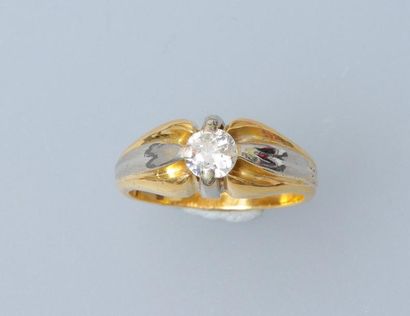 null Bague jonc " Anglais " deux ors, 750 MM, centrée d'un diamant rond, vers 1930,...