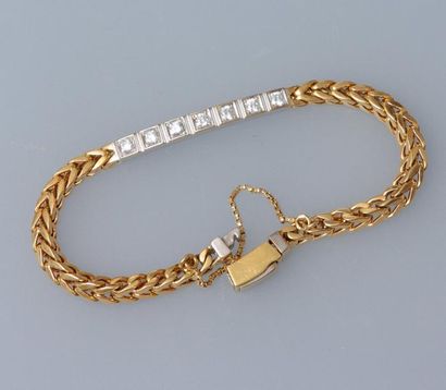 null Bracelet souple deux ors, 750 MM, centré de sept diamants taille carrée en sertis...