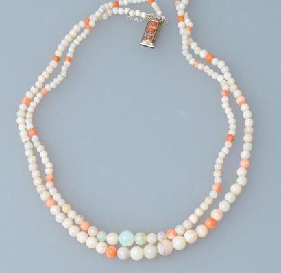 null Charmant collier formé de deux rangs de perles d'opale et perles de corail naturel,...