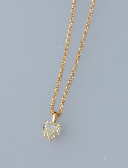 null Chaîne en or jaune, 750 MM, portant un diamant taille coeur Fancy Light, pesant...