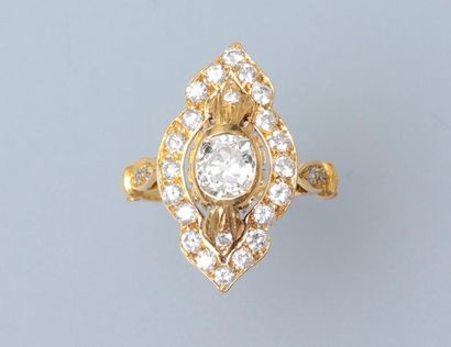 null Bague en or jaune, 750 MM, centrée d'un diamant taille coussin taille ancienne...