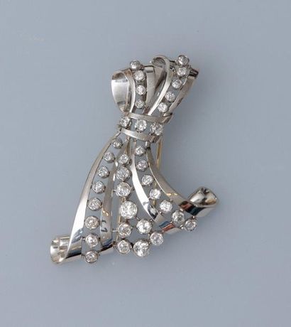 null Broche de revers en or gris 950MM et , platine 900 MM, parsemée de diamants...