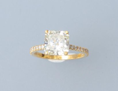 null Bague en or jaune, 750 MM, ornée d'un diamant taille radian pesant 3,04 carats...