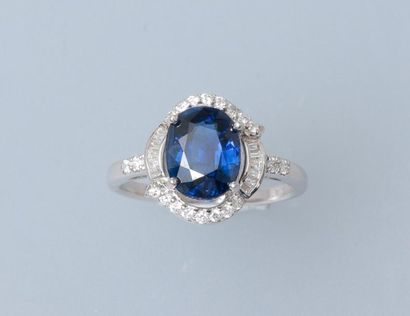 null Bague en or gris, 750 MM, ornée d'un saphir ovale, 3 carats environ ourlée et...