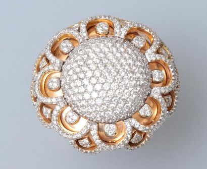 null Bague ronde en or rose et gris, 750 MM, recouverte de diamants dans une frise...