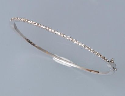 null Bracelet jonc ovale en or gris, 750 MM, orné de diamants en pavage, total :...