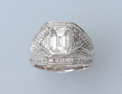 null Bague en or gris, 750 MM, centrée d'un très beau diamant taille émeraude pesant...