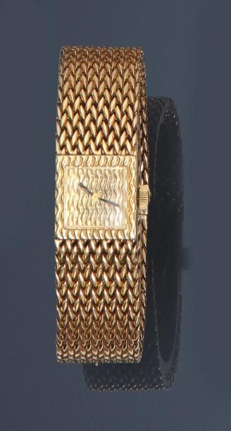 null BOUCHERON, Bracelet montre de dame en or jaune, 750 MM, lunette carrée, fond...