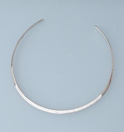 null Collier " Torque " en or gris, 750 MM, centré de brillants, total : 2 carats...