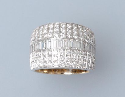 null Bague anneau en or gris, 750 MM, ornée d'une ligne de beaux diamants taille...