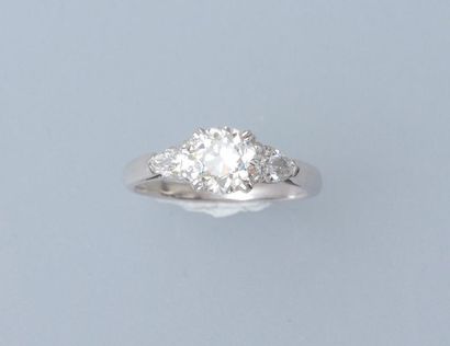 null Bague solitaire en or gris, 750 MM, ornée d'un diamant taille coussin pesant...