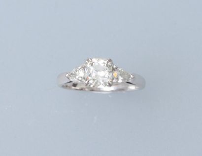 null Bague solitaire en or gris, 750 MM, ornée d'un diamant taille émeraude à pans...