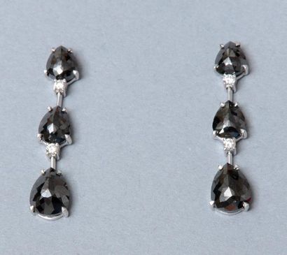 null Pendants d'oreilles en or gris, 750 MM, orné chacun de trois diamants noir taille...