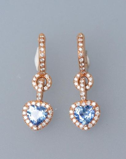 null Charmants petits pendants d'oreilles en or rose, 750 MM, orné chacun de diamants...