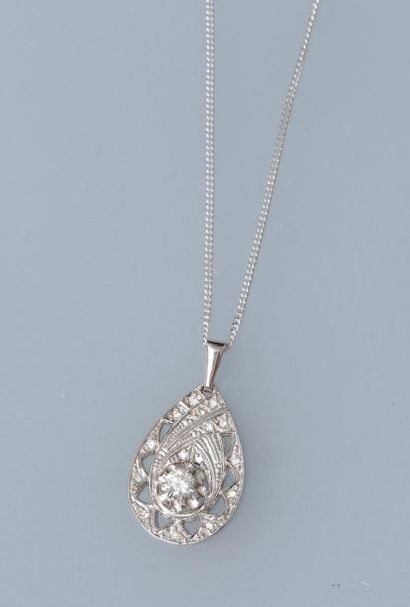 null Fine chaîne et pendentif piriforme en or gris, 750 MM, centré d'un diamant,...