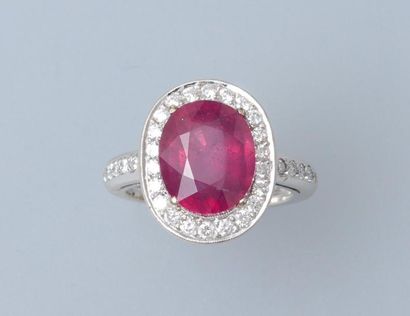 null Bague en or gris, 750 MM, ornée d'un corindon rouge traité pesant 5 carats environ...