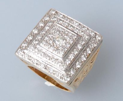 null Bague en or jaune, 585 MM, plateau carré recouvert de diamants, total : 2 carats...