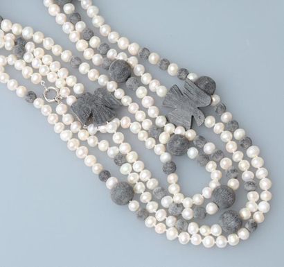 null Deux sautoirs de perles de culture, diamètre : 7,5 / 8,5 mm, intercalés de perles...