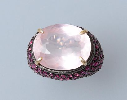 null Bague en, argent 925 MM, ornée d'un quartz rose sur un coussin de rubis ronds,...