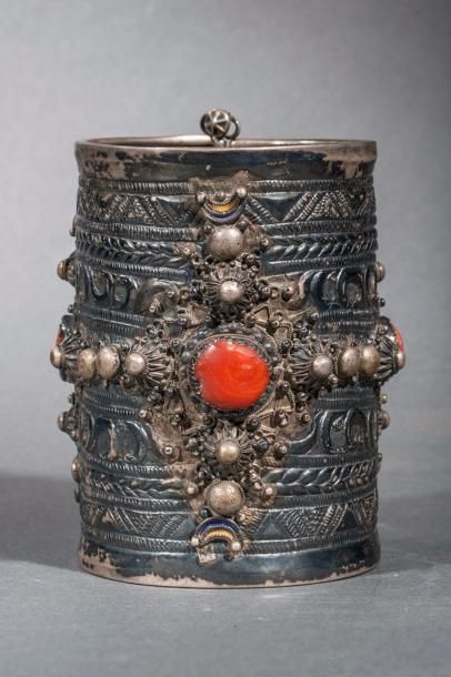  Large bracelet berbère travaillé en repoussé et en application décoré de motifs...