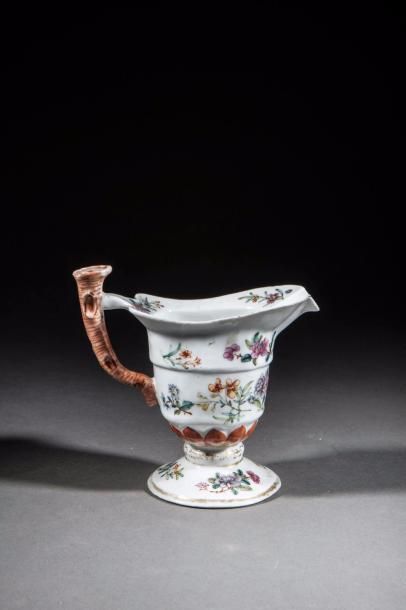 null Saucière naviforme à tenon de préhension en porcelaine Famille rose de la Compagnie...